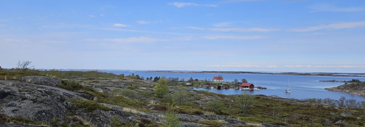 Kuva kalliolta alas kylään ja vierasvenesatamaan, Aspö, Parainen.