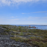 Kuva kalliolta alas kylään ja vierasvenesatamaan, Aspö, Parainen.