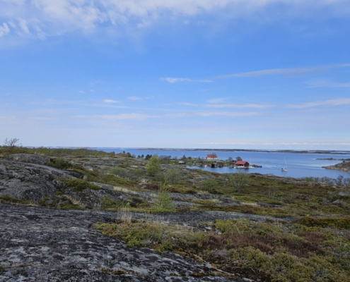 Kuva kalliolta alas kylään ja vierasvenesatamaan, Aspö, Parainen.